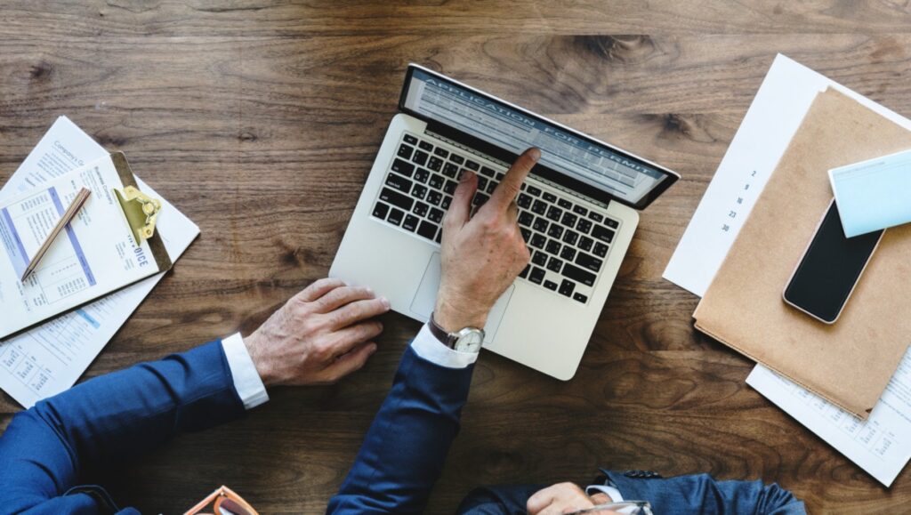 Unternehmer analysiert Strategien
