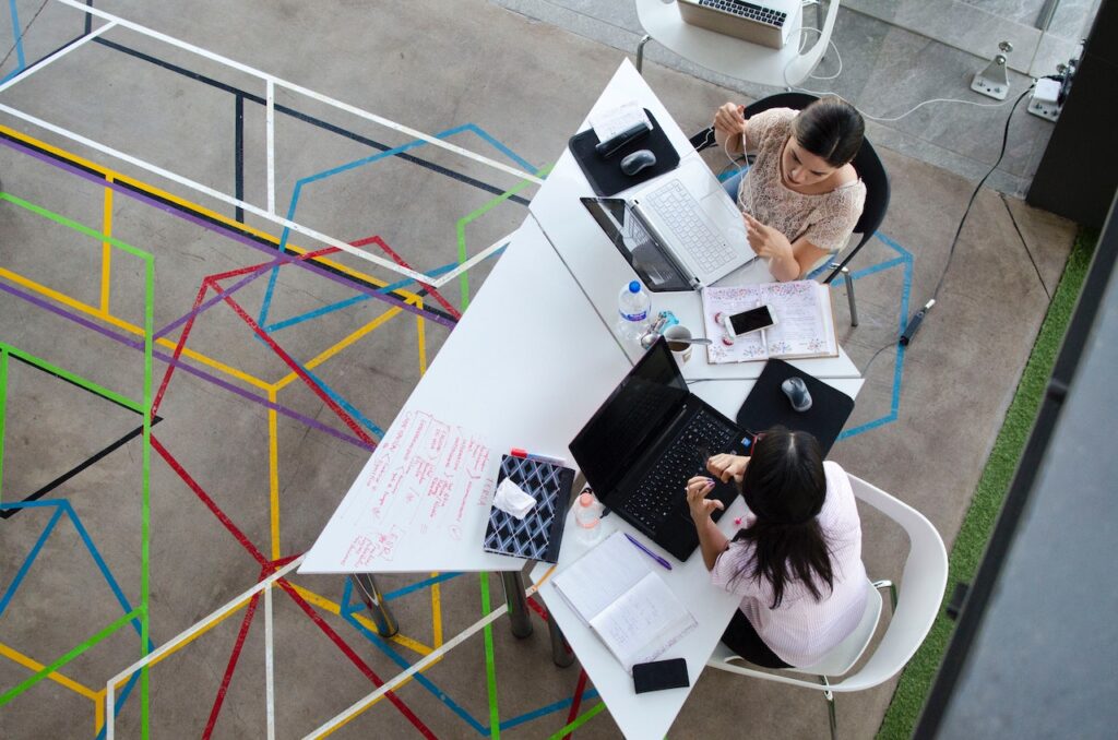 Equipe reunida trabalhando em uma agência de marketing digital