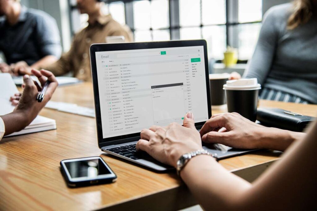 uma pessoa trabalhando em um notebook enviando email marketing