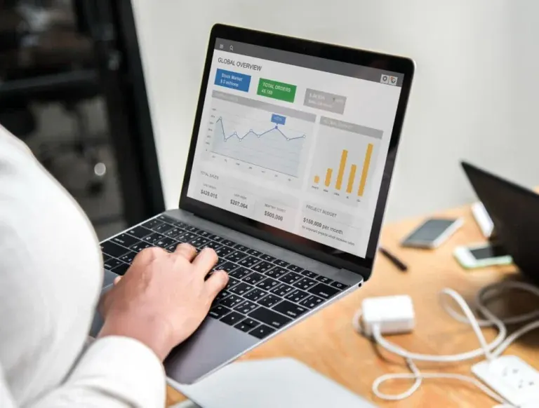 Google Ads vs. Rechtliche Risiken: So navigieren Sie 2025, ohne Geld zu verlieren Titelbild: Google Ads vs. Rechtliche Risiken: So navigieren Sie 2025, ohne Geld zu verlieren